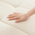 110.2 Canapé 3 places rembourré en chenille, 2 poufs
