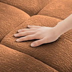 110.2 Canapé 3 places rembourré en chenille, 2 poufs