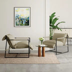 Fauteuil d'appoint en tissu, avec structure en métal et assise suspendue.
