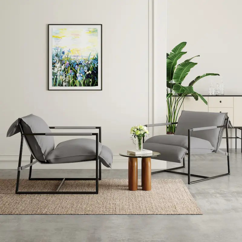 Fauteuil d'appoint en tissu, avec structure en métal et assise suspendue.