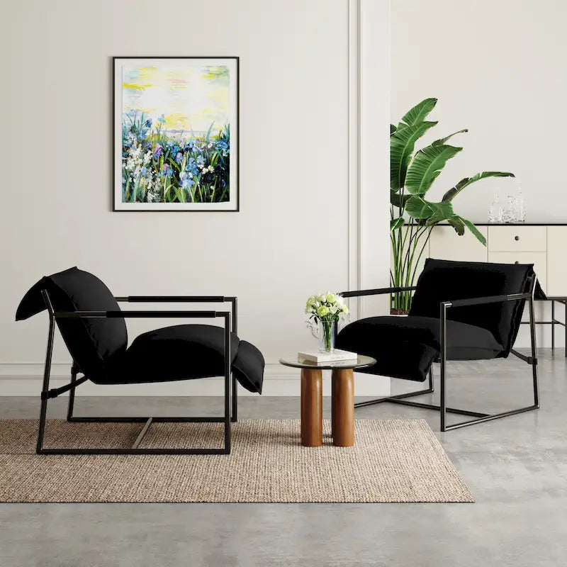 Fauteuil d'appoint en tissu, avec structure en métal et assise suspendue.