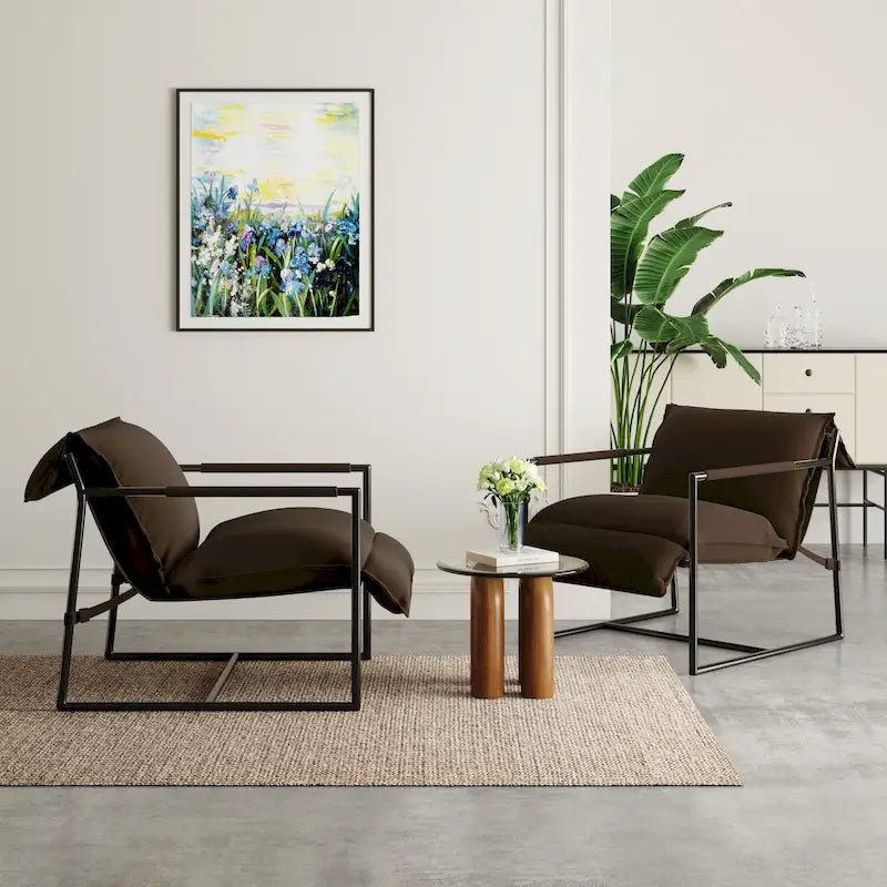 Fauteuil d'appoint en tissu, avec structure en métal et assise suspendue.
