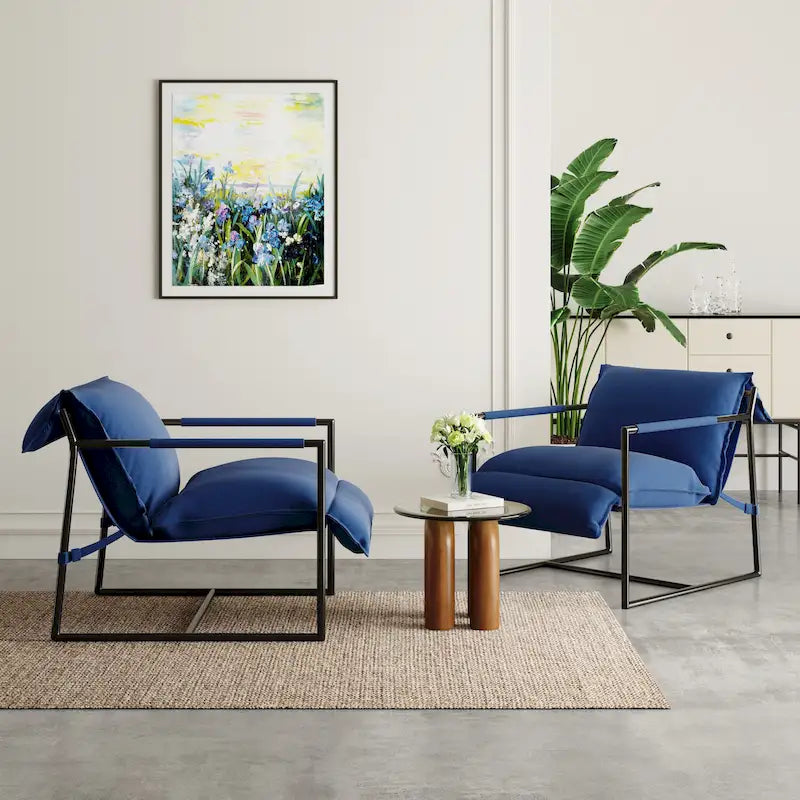 Fauteuil d'appoint en tissu, avec structure en métal et assise suspendue.