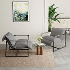 Fauteuil d'appoint en tissu, avec structure en métal et assise suspendue.