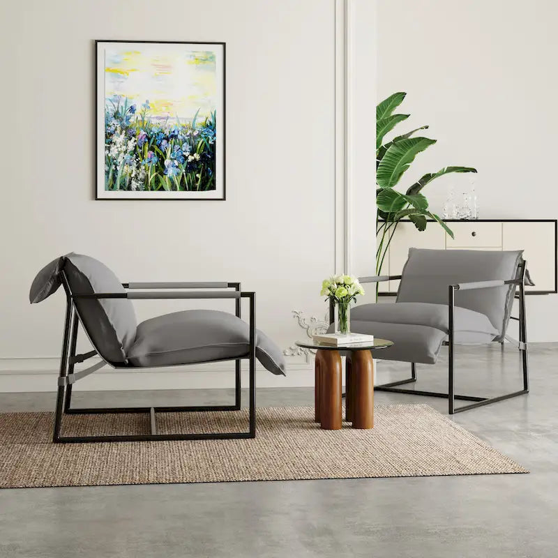 Fauteuil d'appoint en tissu, avec structure en métal et assise suspendue.