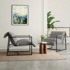 Fauteuil d'appoint en tissu, avec structure en métal et assise suspendue.