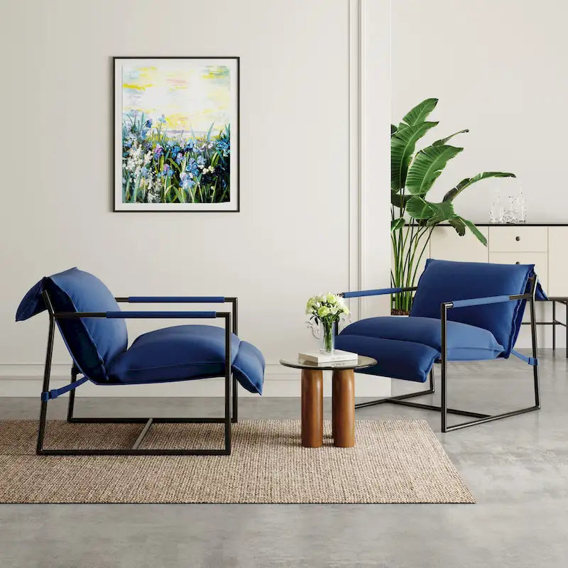 Fauteuil d'appoint en tissu, avec structure en métal et assise suspendue.