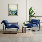 Fauteuil d'appoint en tissu, avec structure en métal et assise suspendue.