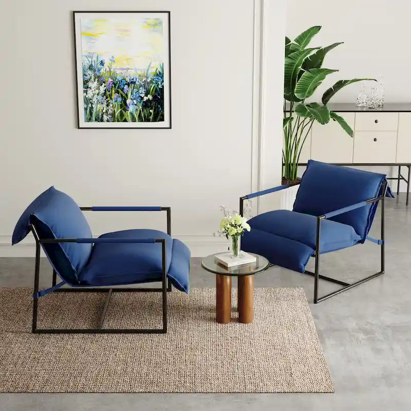 Fauteuil d'appoint en tissu, avec structure en métal et assise suspendue.