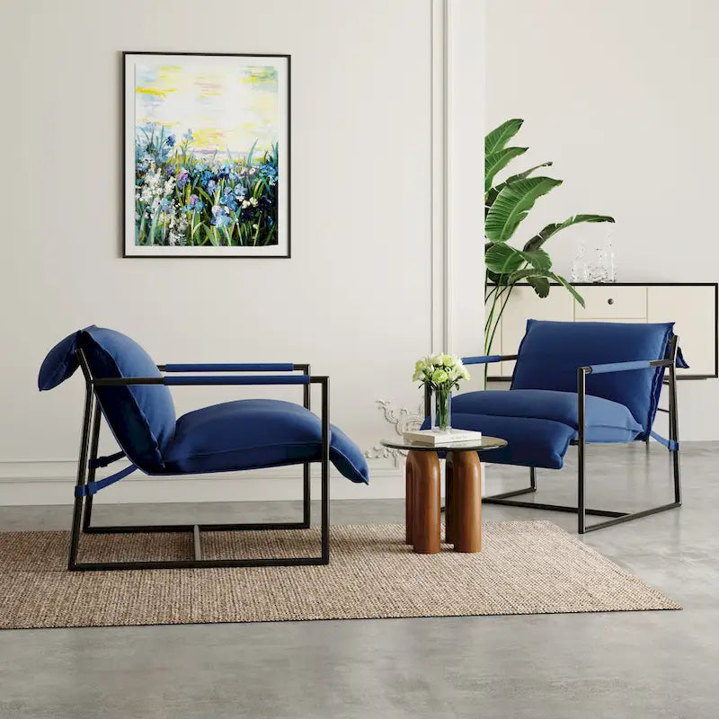Fauteuil d'appoint en tissu, avec structure en métal et assise suspendue.