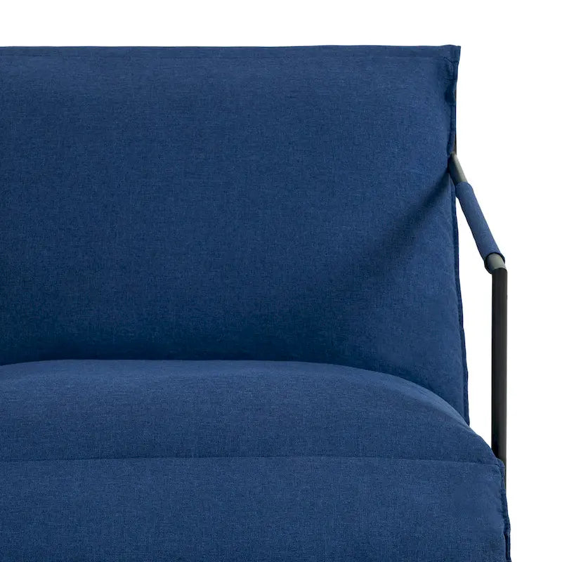 Fauteuil d'appoint en tissu, avec structure en métal et assise suspendue.