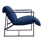 Fauteuil d'appoint en tissu, avec structure en métal et assise suspendue.