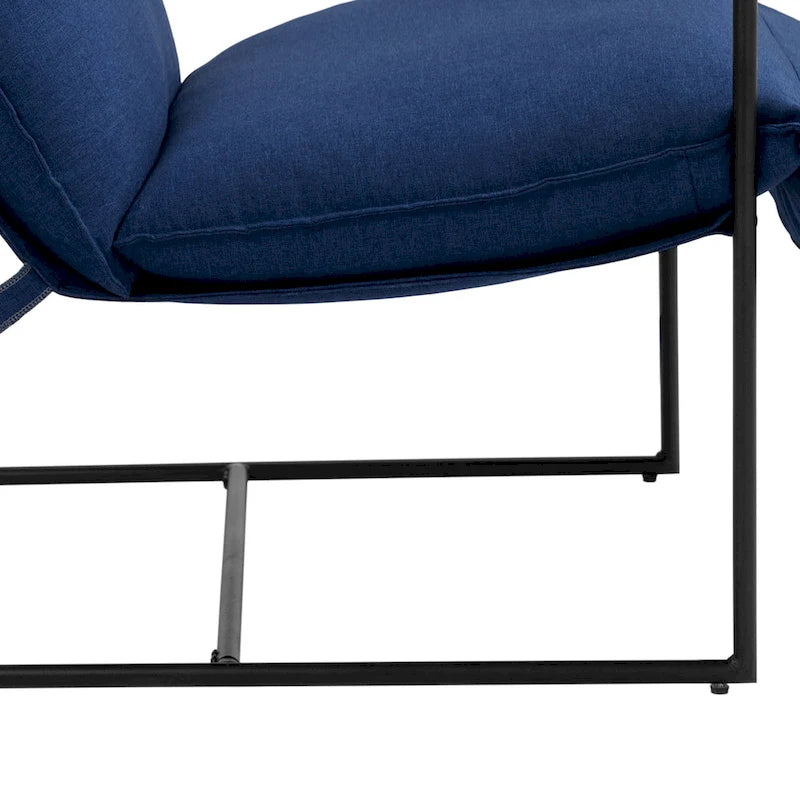 Fauteuil d'appoint en tissu, avec structure en métal et assise suspendue.