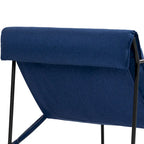 Fauteuil d'appoint en tissu, avec structure en métal et assise suspendue.