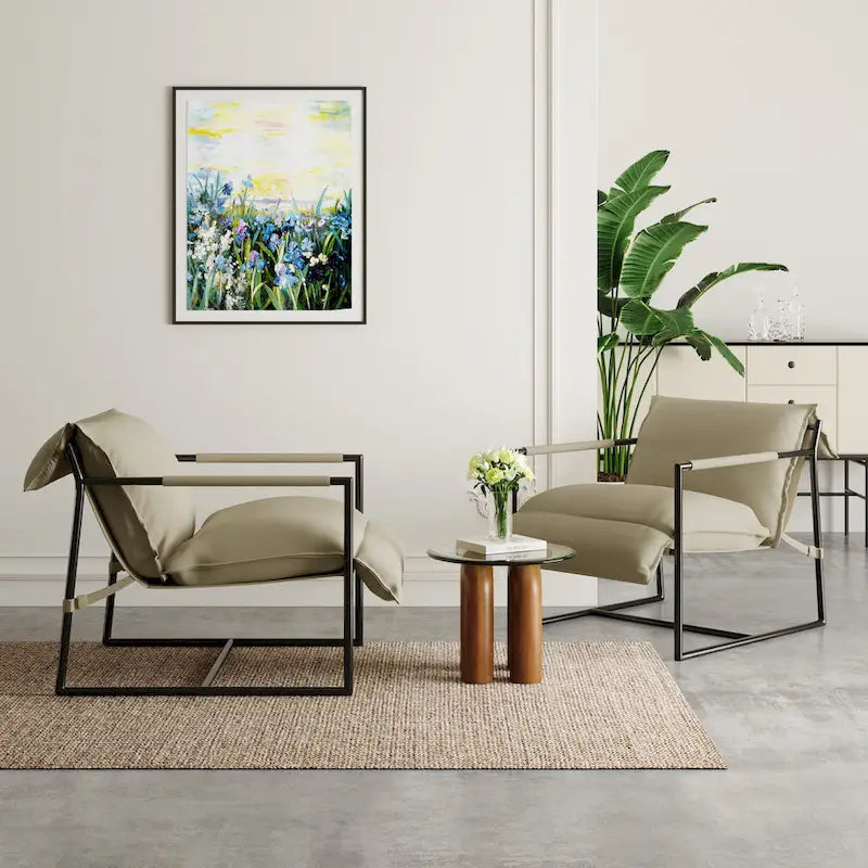 Fauteuil d'appoint en tissu, avec structure en métal et assise suspendue.