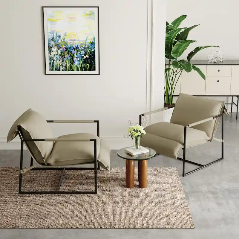 Fauteuil d'appoint en tissu, avec structure en métal et assise suspendue.