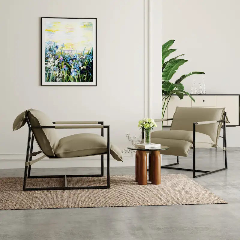 Fauteuil d'appoint en tissu, avec structure en métal et assise suspendue.