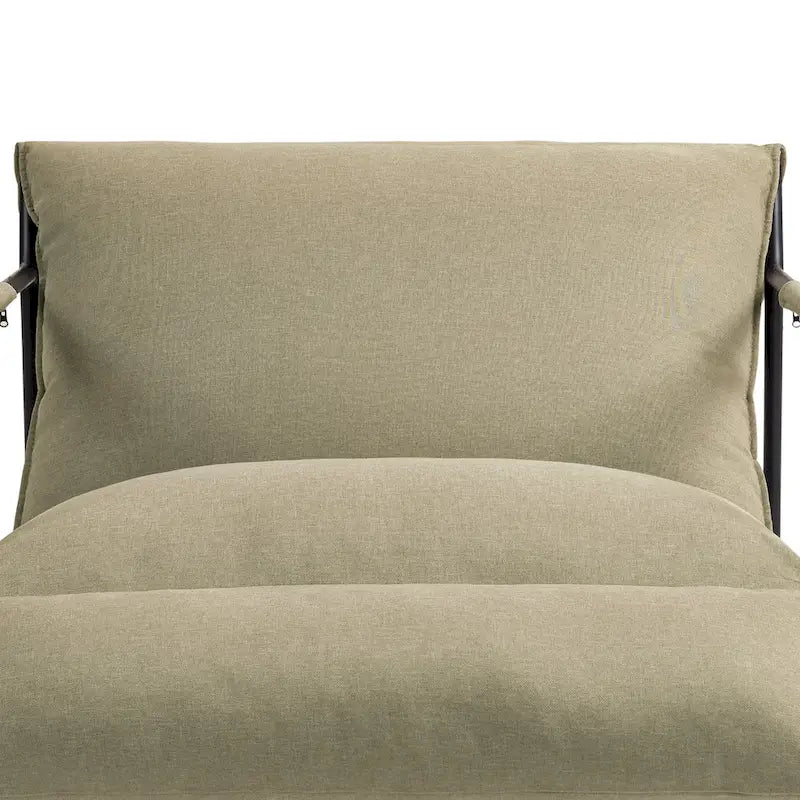 Fauteuil d'appoint en tissu, avec structure en métal et assise suspendue.