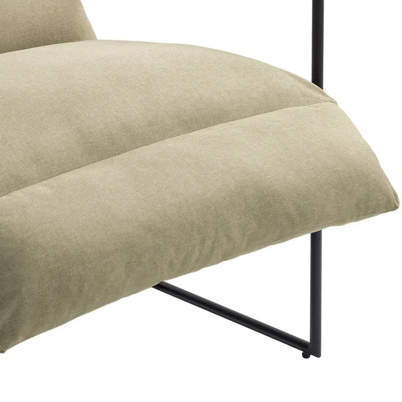 Fauteuil d'appoint en tissu, avec structure en métal et assise suspendue.