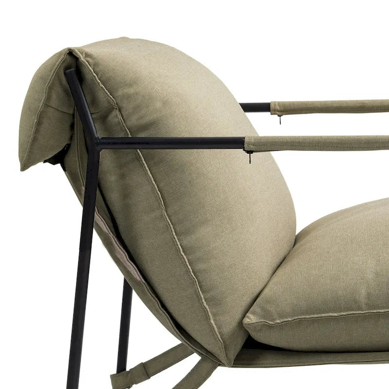 Fauteuil d'appoint en tissu, avec structure en métal et assise suspendue.