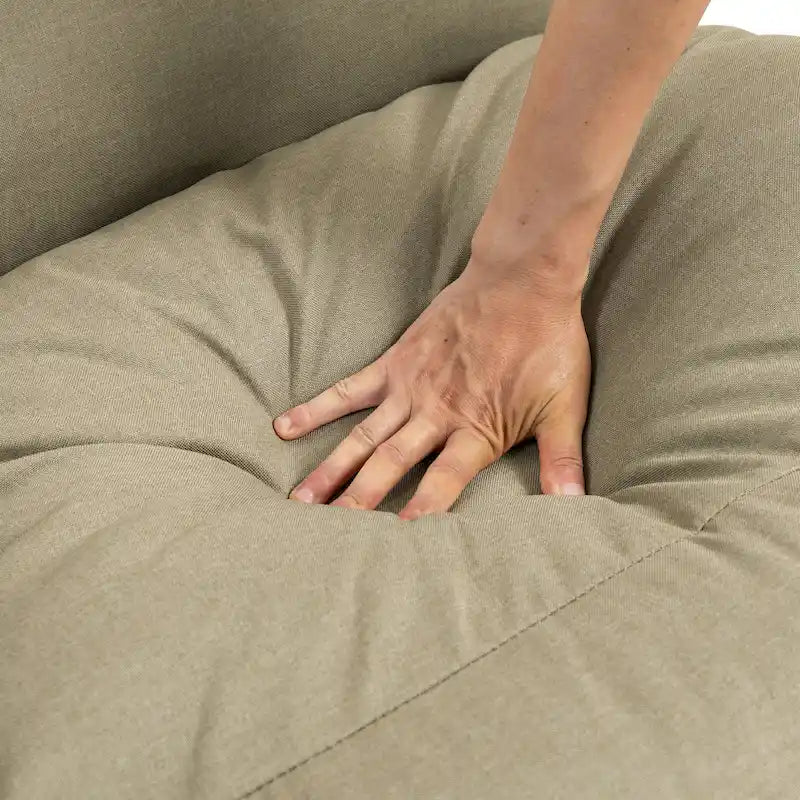 Fauteuil d'appoint en tissu, avec structure en métal et assise suspendue.