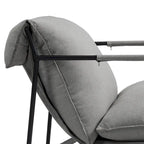 Fauteuil d'appoint en tissu, avec structure en métal et assise suspendue.