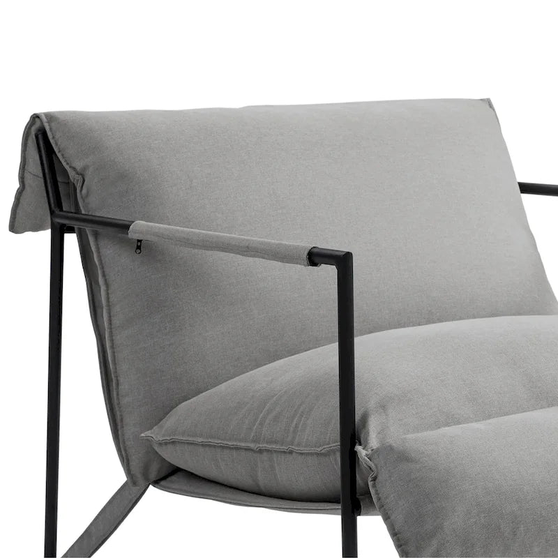 Fauteuil d'appoint en tissu, avec structure en métal et assise suspendue.