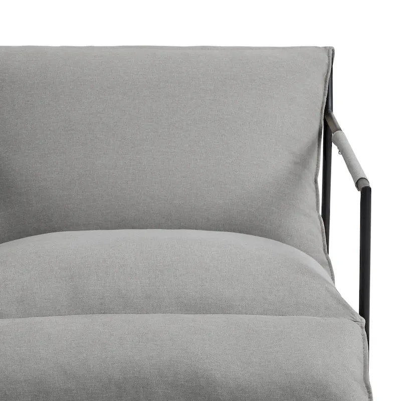 Fauteuil d'appoint en tissu, avec structure en métal et assise suspendue.