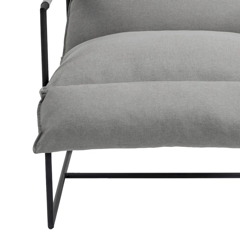 Fauteuil d'appoint en tissu, avec structure en métal et assise suspendue.