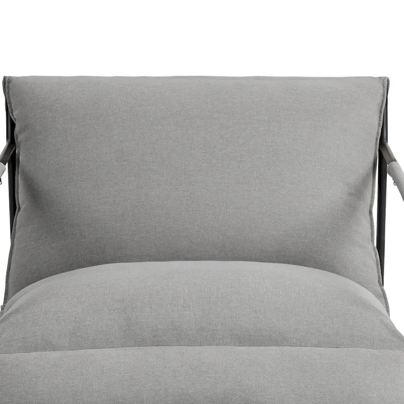 Fauteuil d'appoint en tissu, avec structure en métal et assise suspendue.