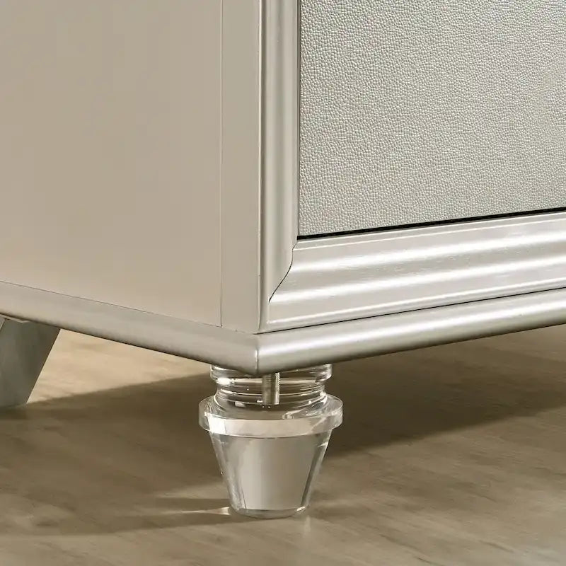 Lit plateforme 3 pièces en bois massif Glam White avec table de chevet et commode avec LED