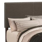 Lit plateforme queen size en tissu capitonné avec garniture cloutée, gris anthracite