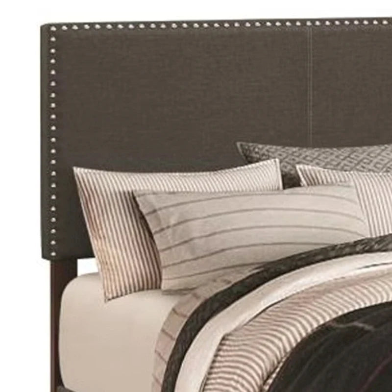 Lit plateforme queen size en tissu capitonné avec garniture cloutée, gris anthracite