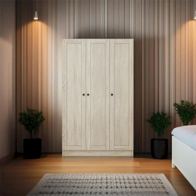 Armoire à 3 portes persiennes avec étagères